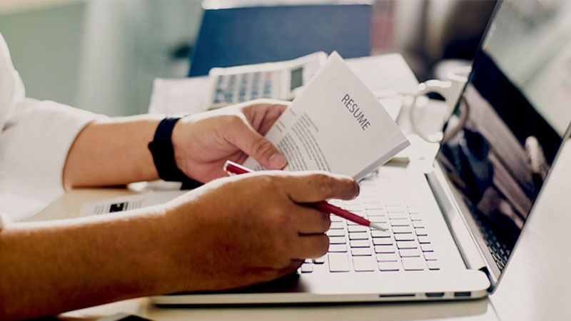 آیا باید تابعیت رو در رزومه بنویسیم؟